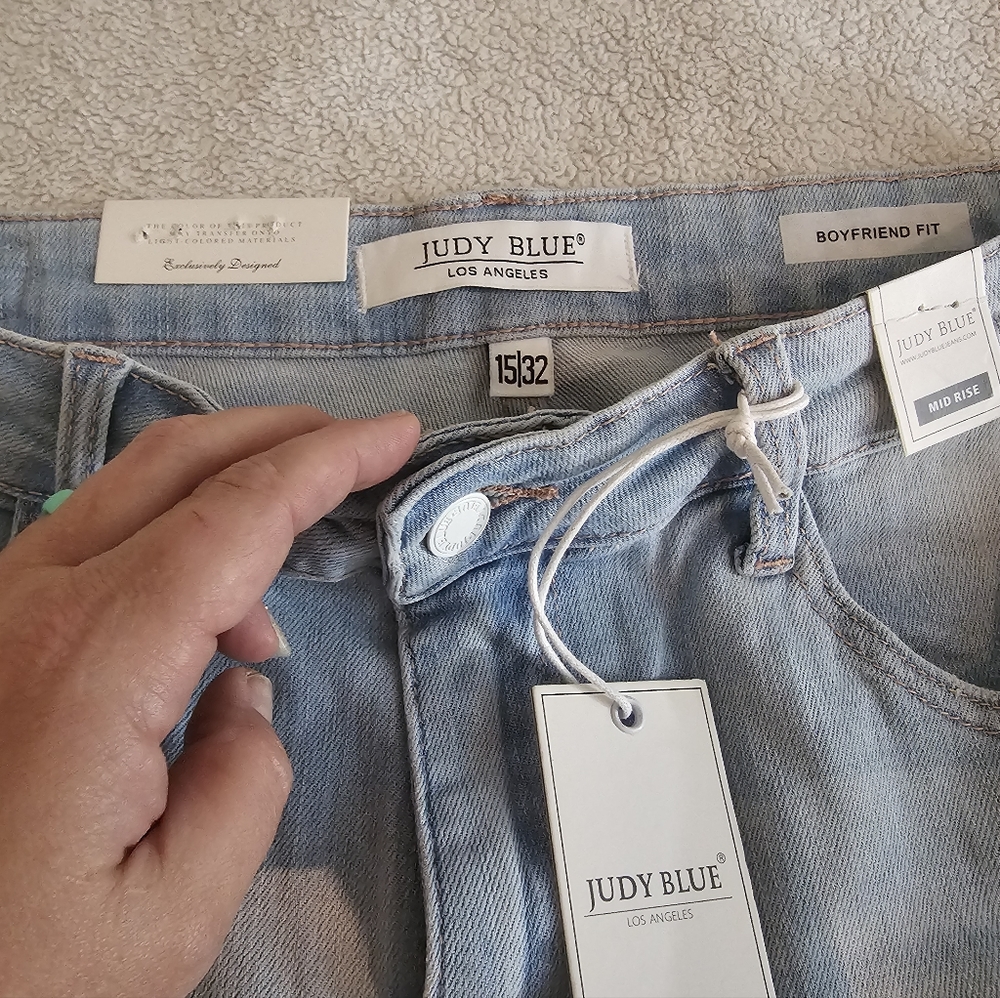 NWT Judy Blue 15 Mid-Rise Distressed Boyfriend Capris in Light Wash - Picture 7 of 7
